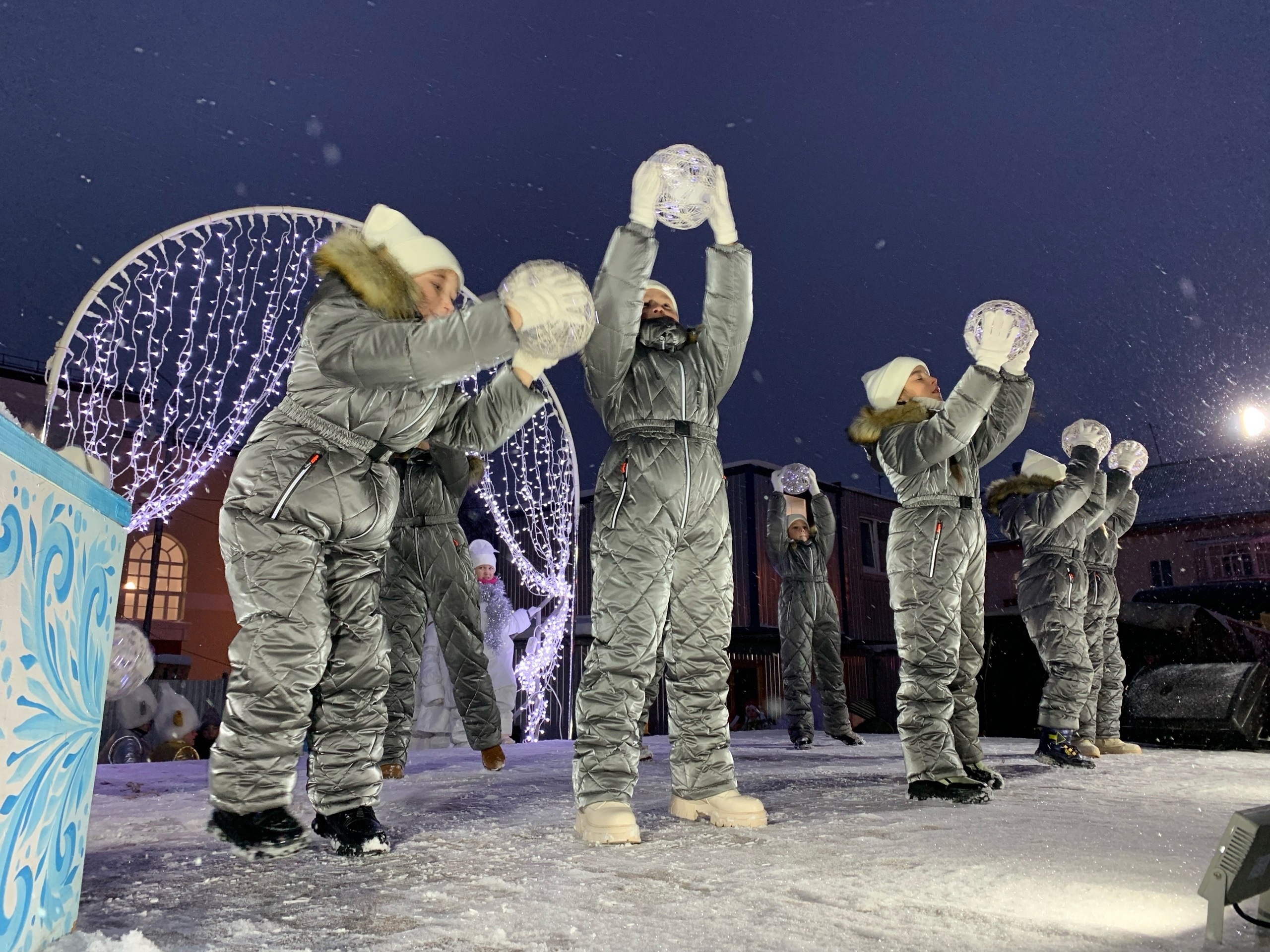 Сегодня зажглись новогодние огни на главной ёлке Новодвинска! Состоялся традиционный праздник городской ёлки «Главная тайна Деда Мороза»!