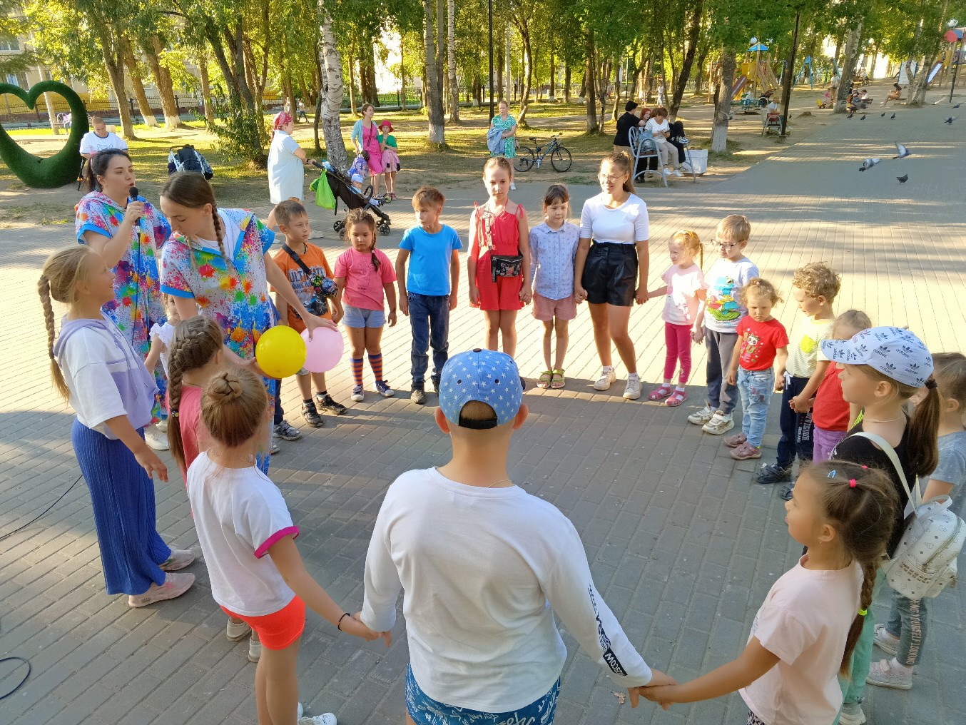 Вот такой веселой и энергичной сегодня была "Пятница-ребятница!". Ждем вновь всех ребят в следующую пятницу в Детском парке в 17.00!