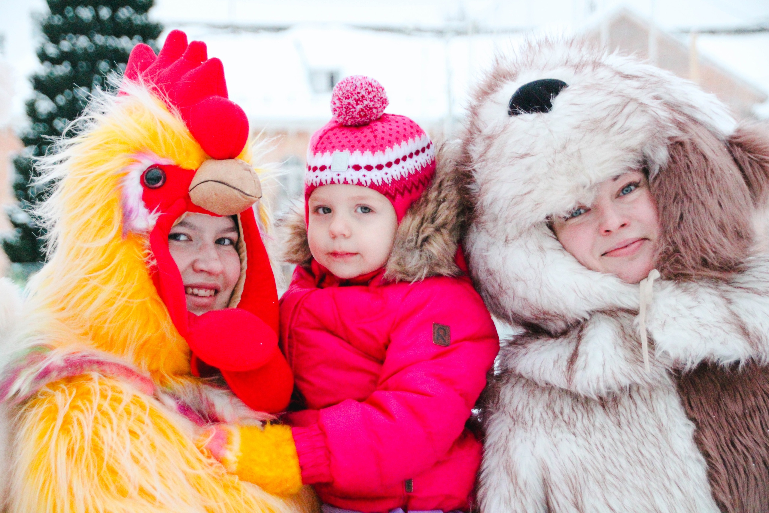 В эти выходные на главные улицы Новодвинска вышли наши заводные зверята во главе со Снегурочкой!