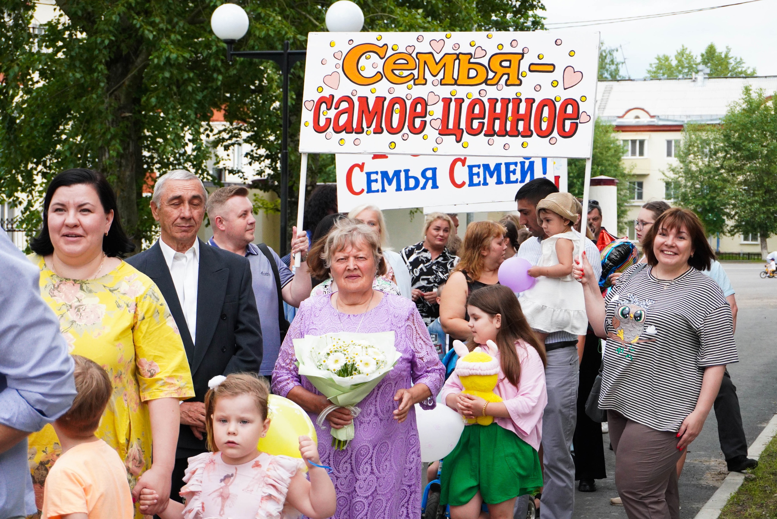 Вчера в детском парке состоялся праздничный концерт «Ромашковое счастье», посвящённый Дню семьи, любви и верности!