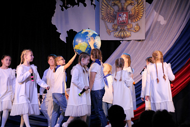 Сегодня в Новодвинском городском культурном центре прошёл праздничный концерт, посвящённый Дню народного единства «Единством Россия сильна»!