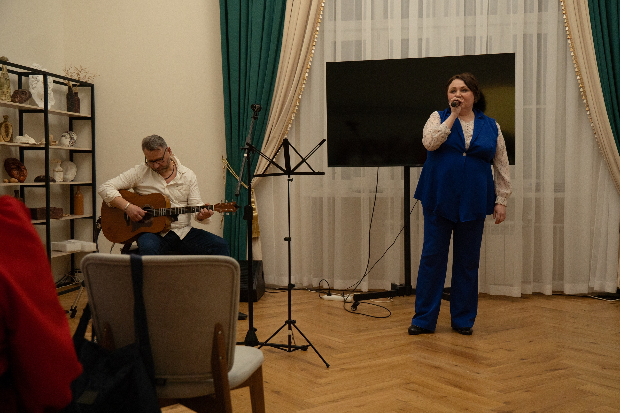 Вчера в литературном салоне «У Фаины» прошла встреча «Необходимость света».