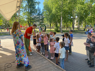 Сегодня вновь прошло весёлое мероприятие «Пятница ребятница»! Ребята в очередной раз занимательно и активно провели время на свежем воздухе, танцевали, соревновались и в итоге заработали сладкие призы!