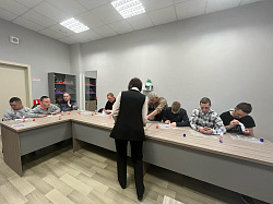 Сегодня для участников открытого городского фестиваля среди людей с ОВЗ «Мы все такие разные» прошёл мастер-класс по декоративно-прикладному творчеству.