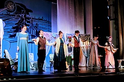 «Лунный свет между тенями елей»